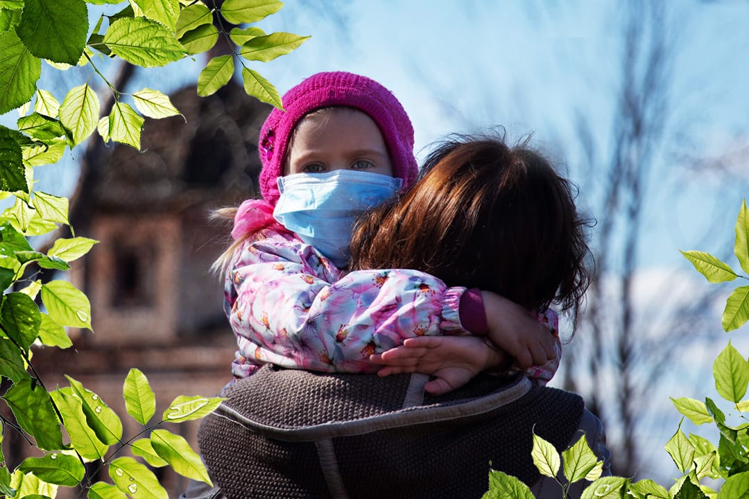 Bambina e madre durante la pandemia